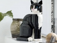 ほぼ等身大！LEGOから黒白ハチワレ猫の組み立てセットが登場！目の色も2種