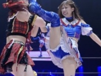 伊藤麻希にキックをヒットさせる荒井優希