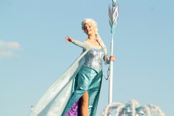 皆で楽しくレリゴー！　雪が舞う美しい「フローズンファンタジーパレード」は鑑賞必達！