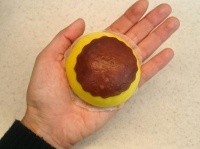 まるでクレームブリュレ！　本日発売のミニストップ「まるごとプリンまん」を実食レポ！