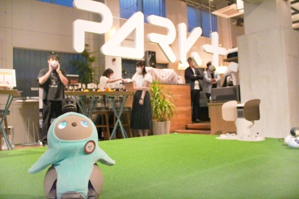 帰りたくなくなる！　ロボットと共生する新空間「PARK+」オープン
