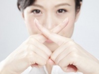 え……その手で触らないで！　不潔だと感じる男性のしぐさ・6選