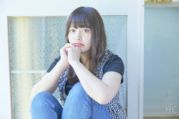 不満げな表情の女性