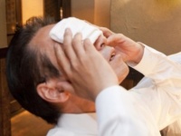 おしぼりで顔拭くな！　女子に「オッサン認定」される男性の特徴4つ