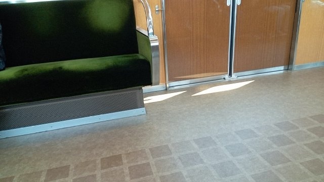 「大声でしゃべってドア前をふさぐ中年女性の集団。小4の私は電車から降りられず、そのまま...」（北海道・40代女性）