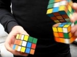 ２０秒で！？　３つのルービックキューブをジャグリングでそろえる男