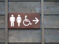 やらかした～（恥）　デート中のトイレでの失敗談8選　「スカートをパンツに……」ほか