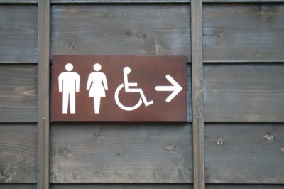 やらかした～（恥）　デート中のトイレでの失敗談8選　「スカートをパンツに……」ほか