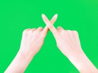 【無理に処理しちゃダメ！】剥げるとすごく染みる「ささくれ」の正しい処理方法とは？