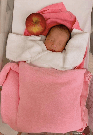 辻希美 赤ちゃんの横にリンゴを置いて小顔アピールに批判の嵐 何が言いたいわけ 1ページ目 デイリーニュースオンライン