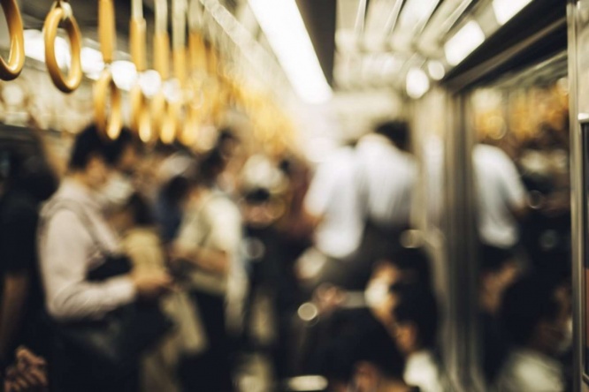 車内は混雑（画像はイメージ）