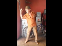 マイケル・ジャクソンの曲をノリノリで踊るおじいちゃんが話題に