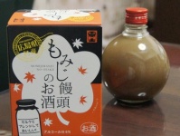 これが話題の「もみじ饅頭のお酒」（筆者撮影）