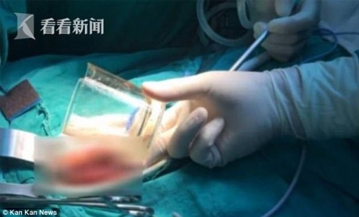 お腹の中にグラス