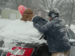 積雪をおろしたい父と雪で遊びたい子ども。両者の希望を叶えるアイディアが面白い