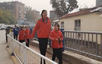 11歳で2メートル10センチ！世界一背の高い少女（中国）