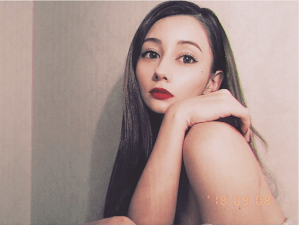 ダレノガレ明美 自撮り写真が美しすぎて物議に お人形さん 宇宙人 1ページ目 デイリーニュースオンライン