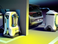 逆にロボットが動き回り電気自動車を探して充電してくれるというモバイルロボット（フォルクスワーゲン）