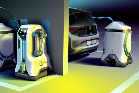 逆にロボットが動き回り電気自動車を探して充電してくれるというモバイルロボット（フォルクスワーゲン）
