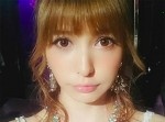 藤井リナがドレス姿を公開…　しかし“胸の谷間”しか目に入らない
