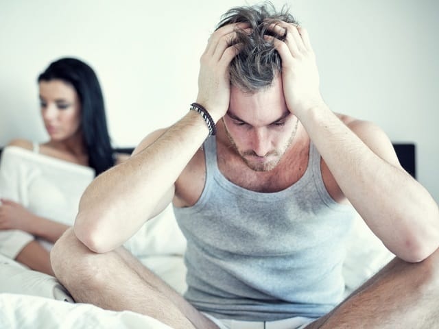 うわ、ドン引き…！男子が残念に思う「エッチな女性の行動」４選