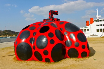 直島はアートの島として有名（variationblogrさん撮影、Flickrより）