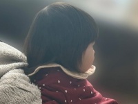 くつろぎすぎな1歳児に14万人圧倒される　その状況でこの余裕とは...「人生四周目の貫禄」「漂う大物感」