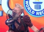 ギネス記録“扇風機のファンを舌で何回止められるか”を達成したエンタメ美女