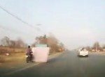 走行中のバイクを襲う障害物！　まともにくらったのに無傷とは…