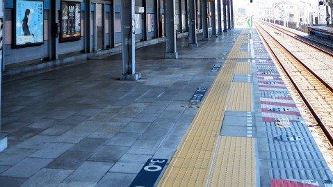 駅のホームでめまいがして、しゃがみこんだ中学生の私。そのすぐ隣にスーツの男性が座ってきて（千葉県・20代女性）