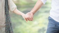 女子大生に聞いた！ デートのときは手をつなぐor腕を組むどっちがいい？ 約6割が選んだのは……