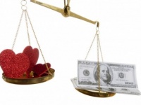 男子に聞いた！　「愛」VS「お金」、結婚生活ではどっちが重要？　61.7％が選んだのは……