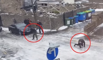 自動的に戻されるでござる。凍結した坂道がドリフのコントみたいになっていた件（イギリス）