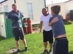 “アレ”も見事に飛び出す！？　「シャツ遊び」に加わった男性が脱がされた！