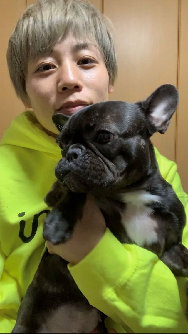 触れ合う時間が増えたという愛犬との２ショット（本人提供）