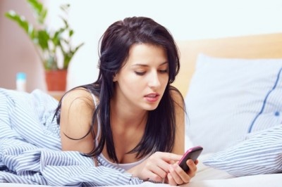 うざい女と思われないために！　男性に聞く、遠距離恋愛で彼女との連絡頻度の理想って？