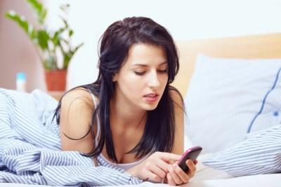 うざい女と思われないために！　男性に聞く、遠距離恋愛で彼女との連絡頻度の理想って？