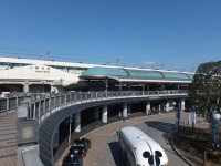 JR京葉線舞浜駅（掬茶さん撮影、Wikimedia Commons