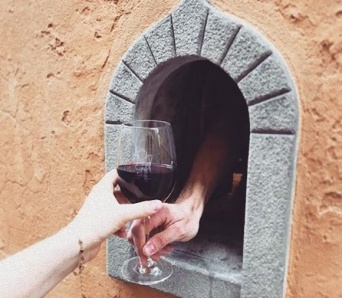 17世紀にペストの感染予防対策として設置された「ワインの窓」が再び復活、コロナ流行を受け（イタリア）