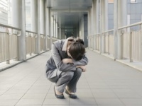 女性の意見が分かれた！　頭痛で会社を休むのはあり？　なし？
