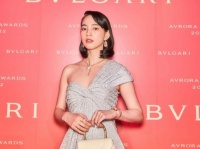 のん、胸元の開いた大胆なドレス姿を披露。「ため息が出るような美しさ」「色っぽいしスタイルいい」の声