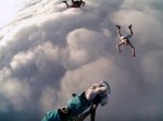 男はパラシュートを捨てた！　このクレイジー映像、心臓に悪すぎ