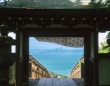 山門が切り取る瀬戸内海のさわやかさ　小豆島の寺から望む絶景に大反響