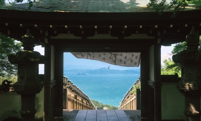 山門が切り取る瀬戸内海のさわやかさ　小豆島の寺から望む絶景に大反響