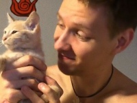 かまってくれないとブーイングが止まらない、甘えん坊でさみしんぼうな茶トラの猫と陽気な飼い主男性のおのろけ動画