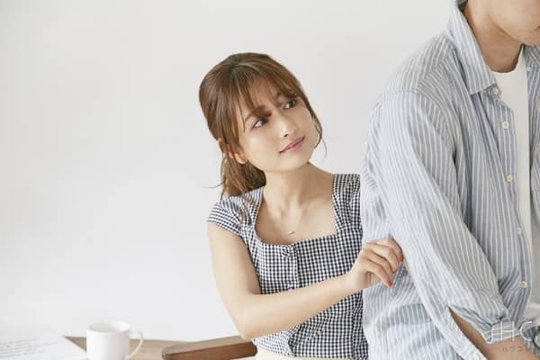 彼の服を引っ張る彼女