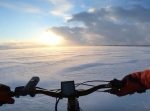 気持ち良さそう…！　電動自転車で一面の雪景色の中、夕日に向かって疾走。