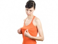 胸元に目がいかない！　微乳を目立たせないファッション3選