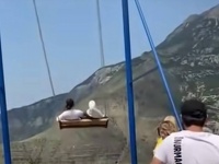 アルプスの少女ハイジに憧れた代償は大きかった。見晴らしのいい崖でブランコを楽しんでいた女性に起きた悲劇