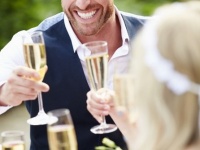 男子の本音！　「親友が結婚をしたら自分も結婚を焦る？」⇒約5人2人が「YES」